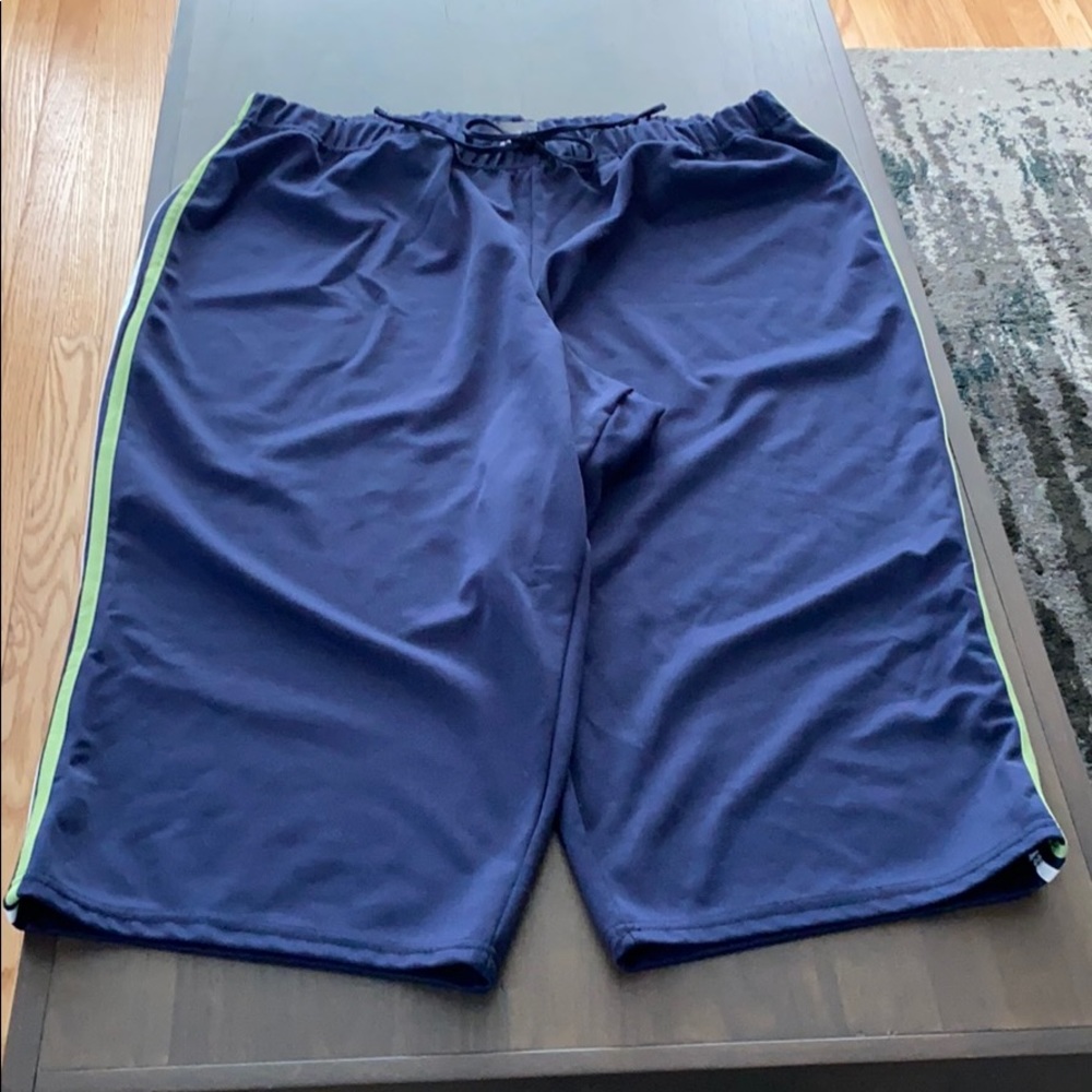 V Sport 26/28 cropped striped workout pants.